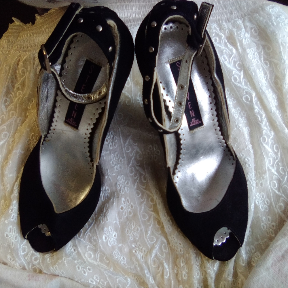 Steven Madden "Rheena" black Velvet Wedges trimmed in silver,made in Spain. - Picture 9 of 10